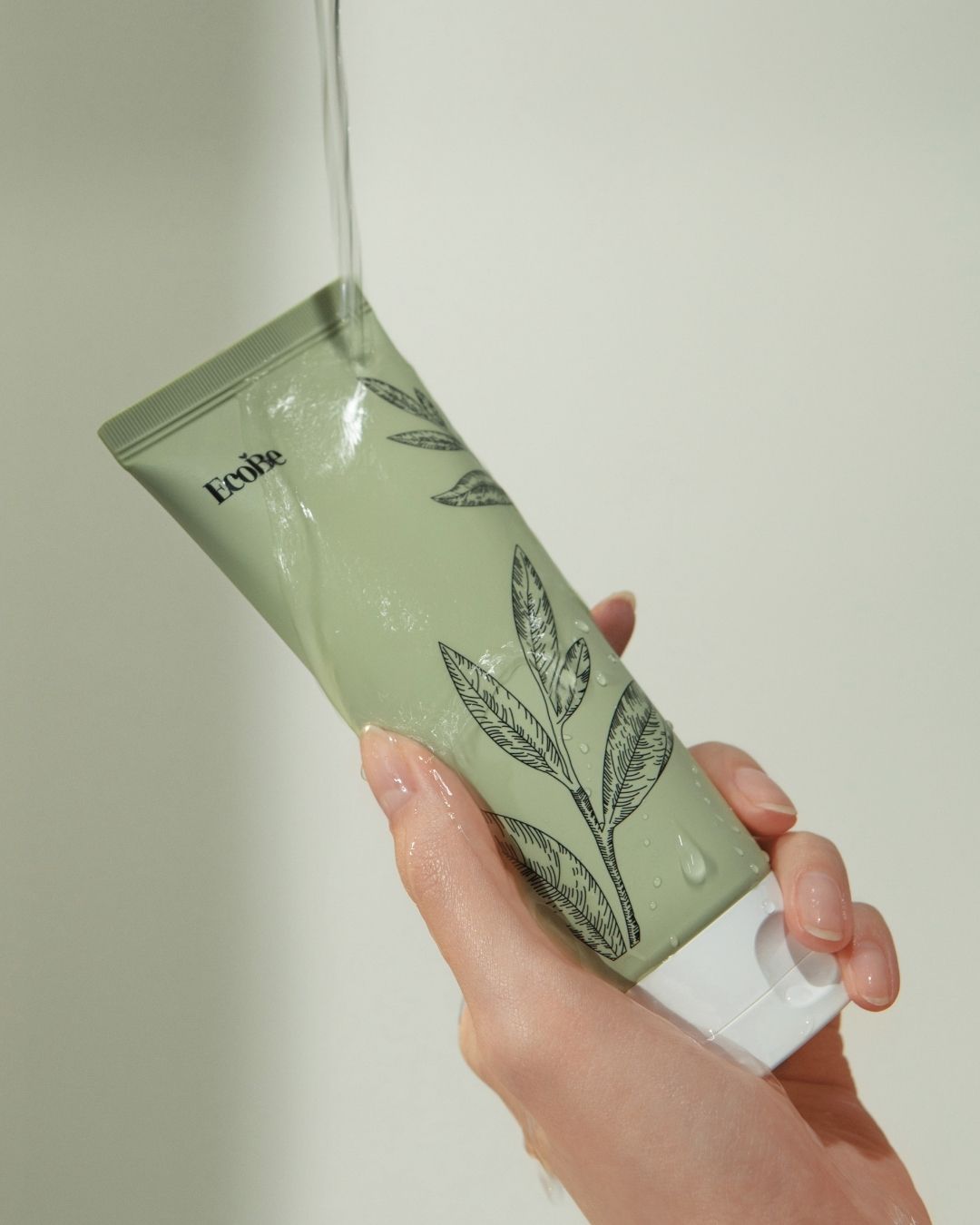 EcoBe Jeju Green Tea Foam Cleanser – Espuma de Limpeza Facial com Chá Verde (100mL)